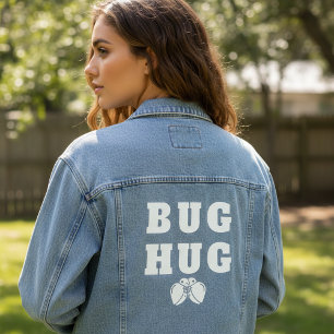 Bug Hug Süße Weiße Typografie mit kuschelnden Käfe Jeansjacke