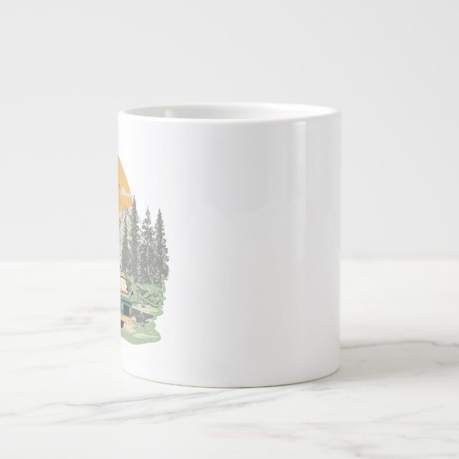 Bug-Out Boss Camper Van Adventure in den Bergen Jumbo-Tasse (Vorderseite)