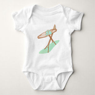 Bügeleisen und -brett, Hausarbeit Baby Strampler