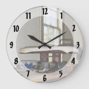 Bügelnder Tag Große Wanduhr