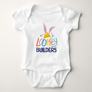 BUGS BUNNY BUILDERS™ Gestapelte Hard-Hat-Logos Baby Strampler