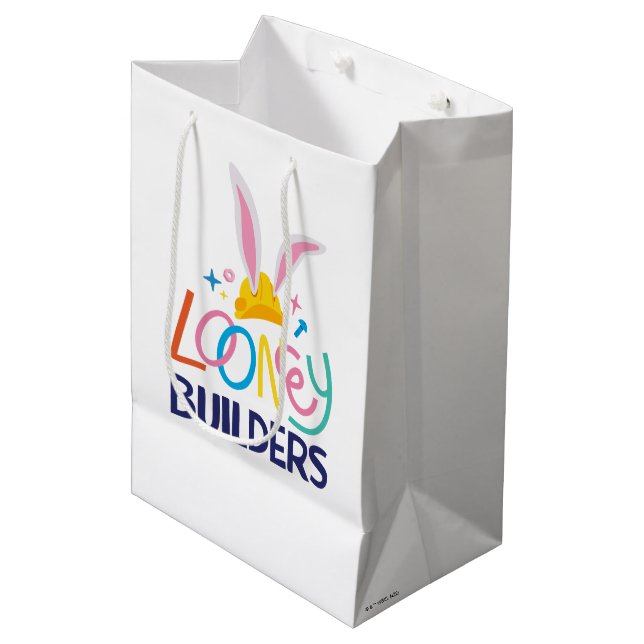 BUGS BUNNY BUILDERS™| Gestapelte Hard-Hat-Logos Mittlere Geschenktüte (Vorderseite Schrägansicht)