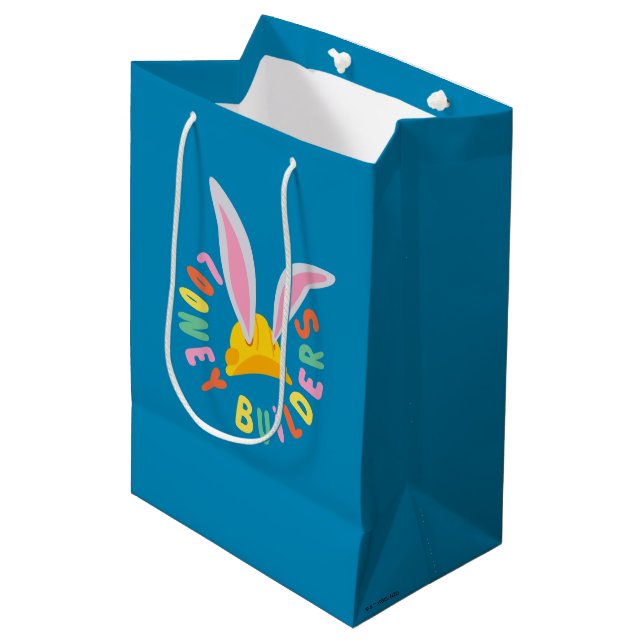 BUGS BUNNY BUILDERS™| Hard Hat Circle Logo Mittlere Geschenktüte (Vorderseite Schrägansicht)