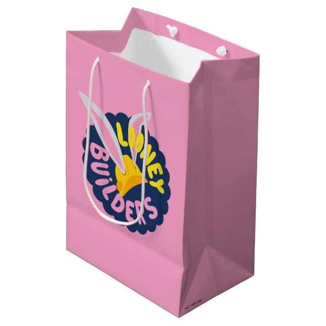 BUGS BUNNY BUILDERS™| Hard Hat Scalloping Logo Mittlere Geschenktüte (Vorderseite Schrägansicht)