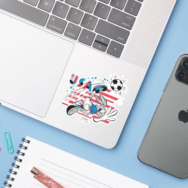 BUGS BUNNY™ Team USA Soccer Graphic Aufkleber (Laptop mit iPhone)