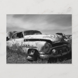 Buick-Auto auf einem Schrottplatz Postkarte