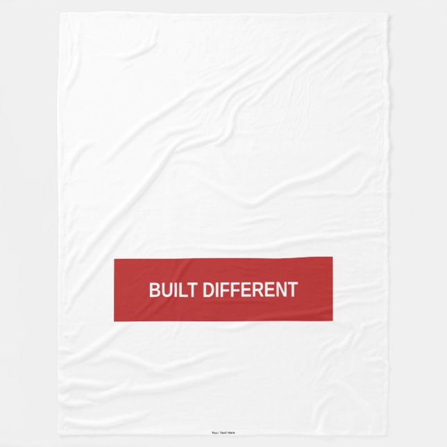 BUILT DIFFERENT Fleece-Decke — Roter Kasten-Throw Fleecedecke (Vorderseite)