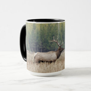 Bull-Elch auf einer Wiese Yellowstone-Nationalpa Tasse