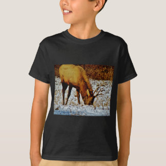 Bull Elk im Schnee. T-Shirt
