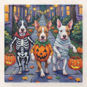 Bull Terrier beim Trick-or-Treat mit Halloween-Kos Glasuntersetzer