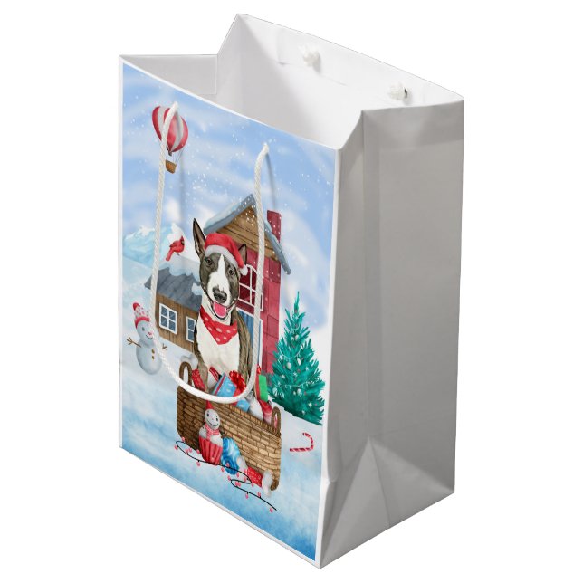 Bull Terrier Dog im Schnee Weihnachtshundehaus Mittlere Geschenktüte (Vorderseite Schrägansicht)