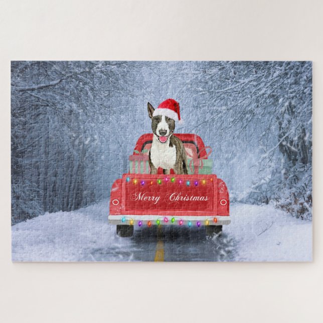 Bull Terrier Hund im Schnee sitzen in Weihnachten (Horizontal)