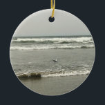 Bullards Beach State Park, Bandon, Oregon Keramik Ornament<br><div class="desc">Am Wochenende des Arbeitstages 2017 erkundeten wir in Bandon,  Oregon,  im Bullards Beach Staat Park. Das Zimmer war geräuchert,  da es in der Nähe von Waldbränden in Süd-Oregon war,  aber es war immer noch ein sehr lustiger Ort zu sehen! Eine Möwe schwebt im flachen Wasser am Ufer.</div>