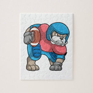 Bulldog beim Sport mit Fußball und Helm