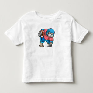 Bulldog beim Sport mit Fußball und Helm Kleinkind T-shirt