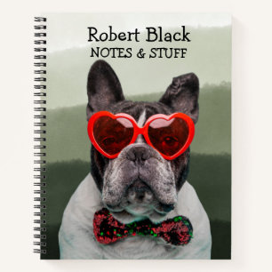 Bulldog dans les lunettes de coeur et carnet de cr