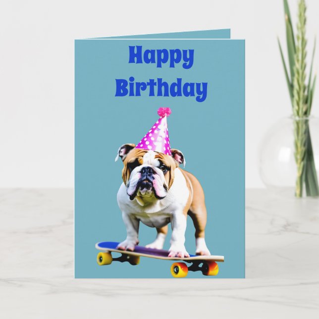 Bulldog, der einen Geburtstaghut auf einem Skatebo Karte (Vorderseite)
