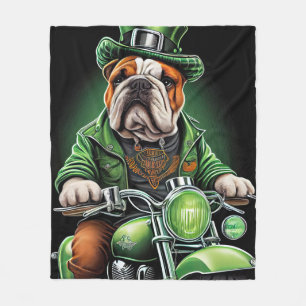 Bulldog fährt Fahrrad am St. Patrick's Day Fleecedecke