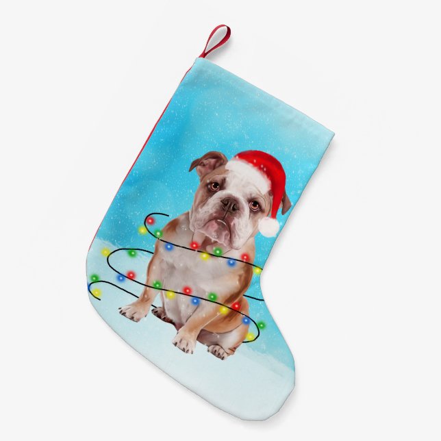 Bulldog im Schnee sitzen mit Lights Christmas Hat Kleiner Weihnachtsstrumpf (Vorderansicht (hängend))