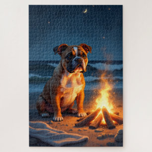 Bulldog Lagerfeuer Strand Nacht Szene