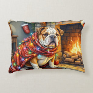 Bulldog sitzt neben dem Kamin mit Weihnachtsbeleuc Dekokissen