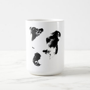 Bulldogge mit Blick nach links in kontrastreicher, Kaffeetasse