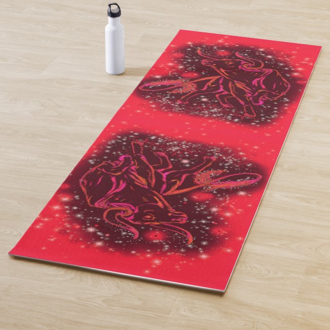 Bullen, die bei Red Starry Night Yoga Mat laufen Yogamatte (Beispiel)