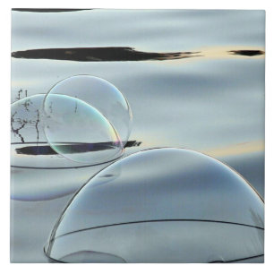 bulles abstraites sur le carreau de céramique de