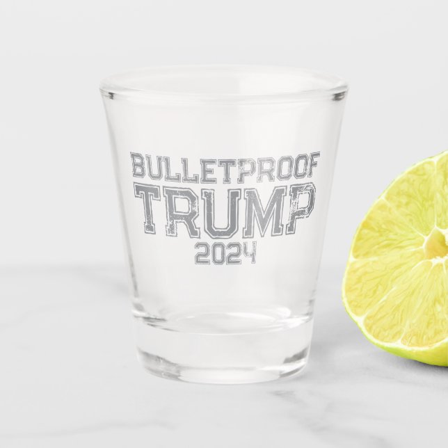 Bulletproof Trump 2024 Schnapsglas (Vorderseite)