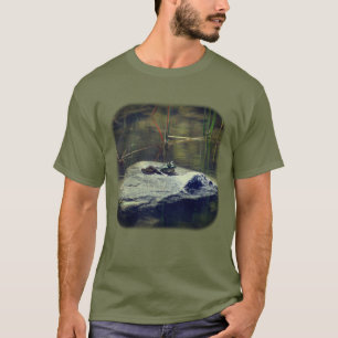 Bullfrog auf Felsen in der Natur des Sees T-Shirt