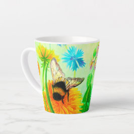 Bumblebee sur le pandelion petite tasse en latte