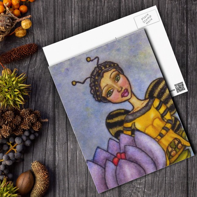 Bumer Bee Fairy sur la carte postale Flower (Pretty Bumble Bee Fairy sitting on purple flower on blue yellow postcard.)