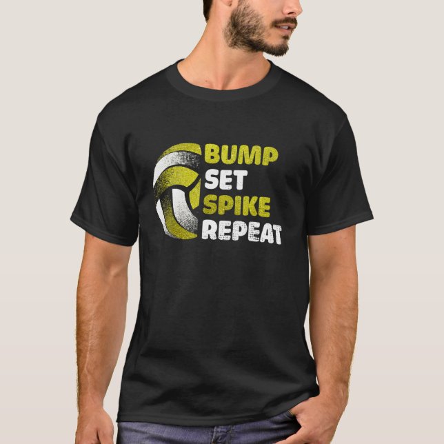Bump Set Spike Repeat Golden Volleyball Gameday T-Shirt (Vorderseite)