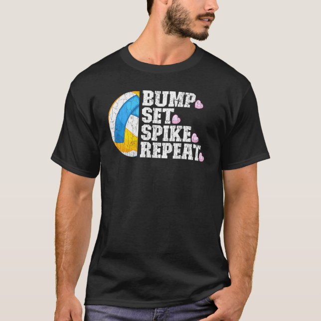 Bump Set Spike Repeat Volleyball Graphic Player Co T-Shirt (Vorderseite)