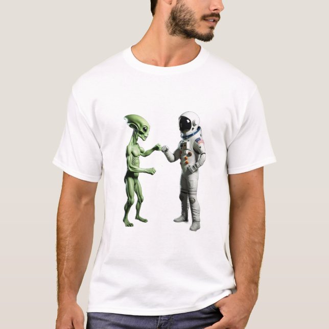 Bumping Fists Astronaut Alien Sci-Fi T - Shirt (Vorderseite)
