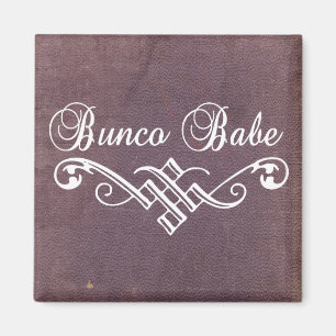 bunco Baby mit weißer Beschriftung und lila Leder Magnet