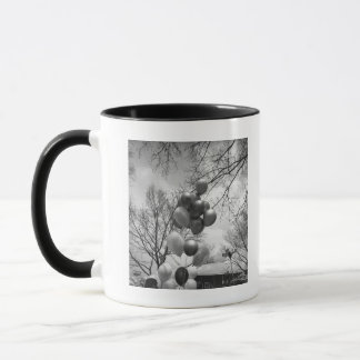 Bündel der Ballone des niedrigen Winkels draußen Tasse