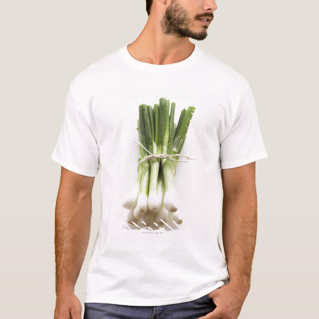 Bündel Frühlingszwiebeln auf weißem hackendem T-Shirt (Vorderseite)