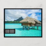 Bungalow Bora Bora Bora Postkarte<br><div class="desc">Postkarte eines Hochzeitsbungalows mit überem Wasser in einem Resort in der türkisblauen Lagune der tropischen Insel Bora Bora mit Blick auf den Otemanu bei Tahiti in Französisch-Polynesien mit einem schwarzen Rahmen und den Tests: "Bora Bora". Siehe auch: Überwasser-Resort auf Bora Bora-PostcardvoniPictures Postkarten von Fotosonline bei zazzle.com ()() ())() Overwater Resort...</div>