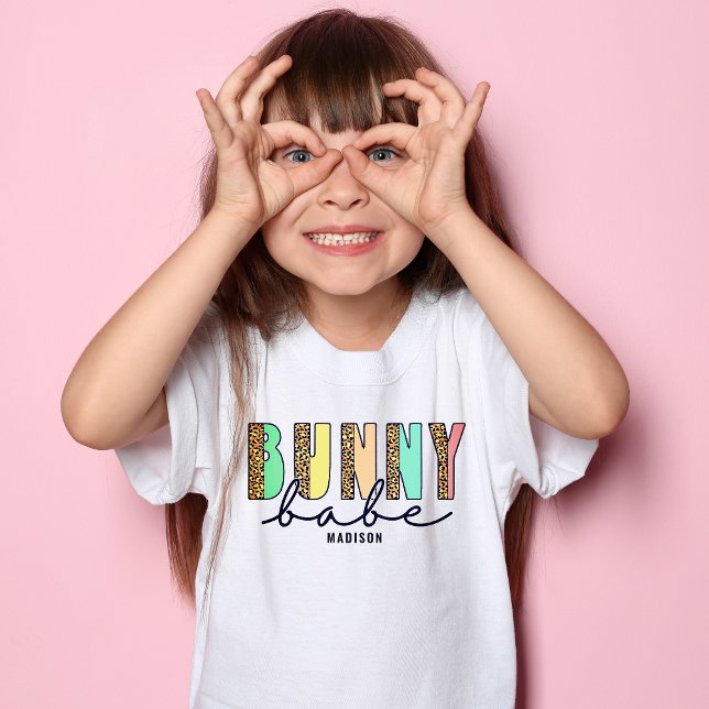 Bunny Babe Moderne Ostertypografie Personalisiert T-Shirt (Von Creator hochgeladen)