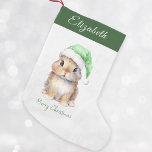 Bunny in Green Santas Hat Personalisiert Kleiner Weihnachtsstrumpf<br><div class="desc">Personalisierter Weihnachts-Weihnachten-Strumpf,  perfekt für Ihre Kleinen in dieser Ferienzeit. Dieser bezaubernde Strumpf ist mit einem niedlichen,  schneebedeckten Hut eines grünen Weihnachtsmanns geschmückt. Strumpf kann mit dem Namen Ihres Kindes personalisiert sein. Halten Sie es auf Ihrem Kaminzimmer oder im Kinderzimmer,  um Ihrer Zuhause eine festliche Touch hinzuzufügen.</div>