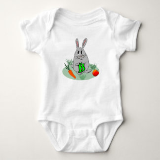 Bunny mit dem Buchstaben B auf dem Rasen Baby Strampler