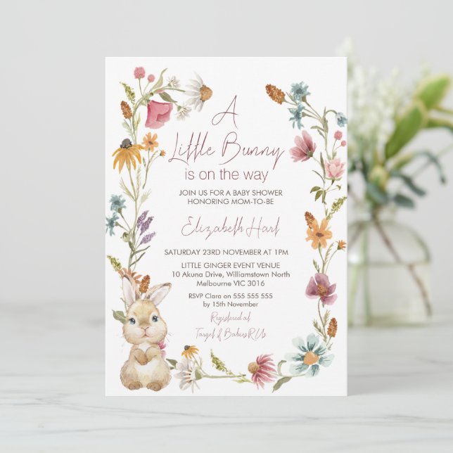 Bunny Pink Wildblumen Wreath Baby Dusche Einladung (Stehend Vorderseite)