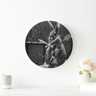 Bunny Playing a Gitarre Große Wanduhr