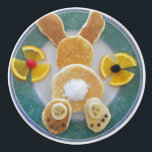 Bunny Rabbit Pancake Breakfast Drawer Pull Knob Keramikknauf<br><div class="desc">Mein originelles Foto von Frühstückspeckkuchen macht eine niedliche Schublade für eine Küche oder eine Speisekammer.</div>