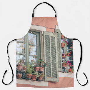 BUNT GEMISCHTE BLUMEN IN VASE NEBEN DEM FENSTER SCHÜRZE