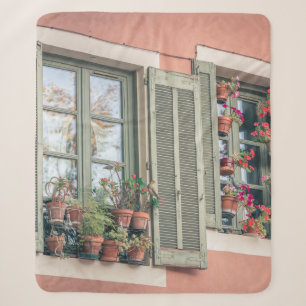 BUNT GEMISCHTE BLUMEN IN VASE NEBEN DEM FENSTER SHERPADECKE