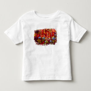 Bunte Artikel zum Verkauf in einem Geschäft in Hon Kleinkind T-shirt
