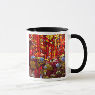 Bunte Artikel zum Verkauf in einem Geschäft in Hon Tasse