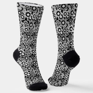 Bunte ausgeschnittene Papierblumen auf schwarzem H Socken